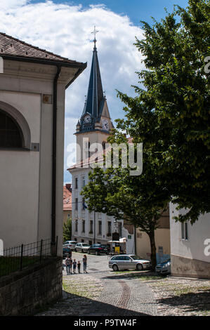 Ruelles de Ljubljana avec vue sur le clocher de l'église paroissiale de Saint James, une église dédiée à saint Jacques le Majeur construite en style Baroque Banque D'Images