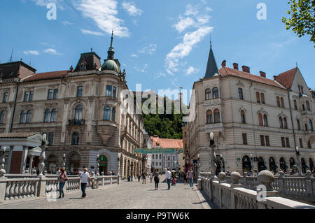 Ljubljana : skyline du Tromostovje, le triple pont, groupe de trois ponts sur la rivière Ljubljanica reliant la ville médiévale et moderne Banque D'Images