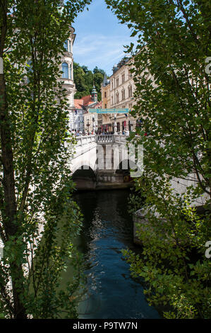 Ljubljana : skyline du Tromostovje, le triple pont, groupe de trois ponts sur la rivière Ljubljanica reliant la ville médiévale et moderne Banque D'Images