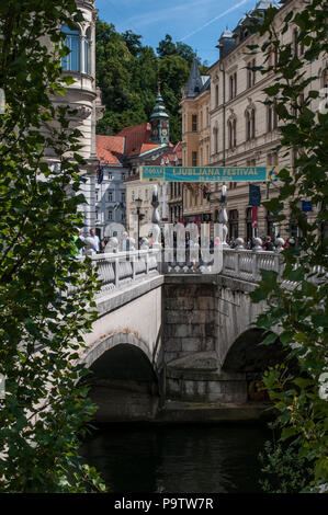 Ljubljana : skyline du Tromostovje, le triple pont, groupe de trois ponts sur la rivière Ljubljanica reliant la ville médiévale et moderne Banque D'Images