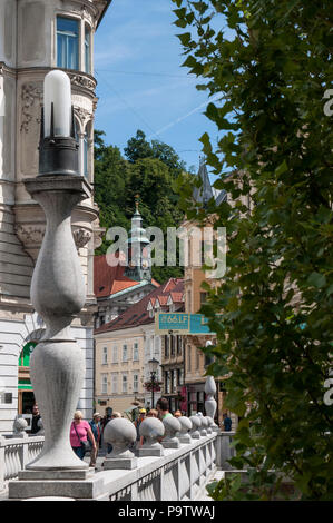 Ljubljana : skyline du Tromostovje, le triple pont, groupe de trois ponts sur la rivière Ljubljanica reliant la ville médiévale et moderne Banque D'Images