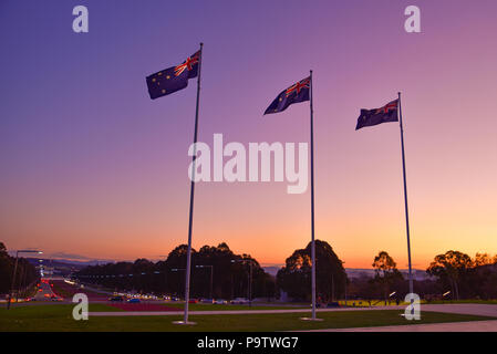 Drapeaux nationaux australiens au coucher du soleil à Canberra, Australie Banque D'Images