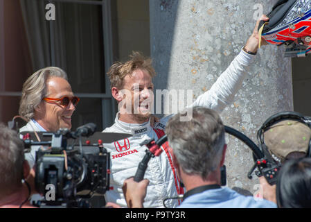 Jenson Button et de courbes à la foule comme il est accueilli par le duc de Richmond en avant d'un entretien avec Mark Webber à Goodwood Festival of Speed 2018 Banque D'Images