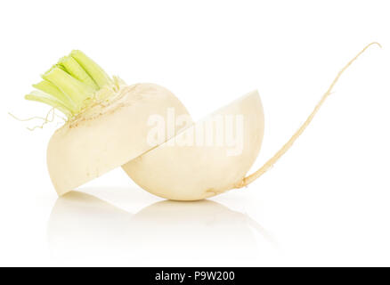 Tranches de poire radis blanc isolé sur fond blanc deux moitiés Banque D'Images