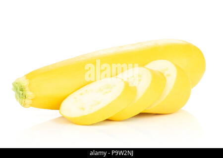 Groupe d'un ensemble de trois tranches de courgettes jaunes brutes isolated on white Banque D'Images