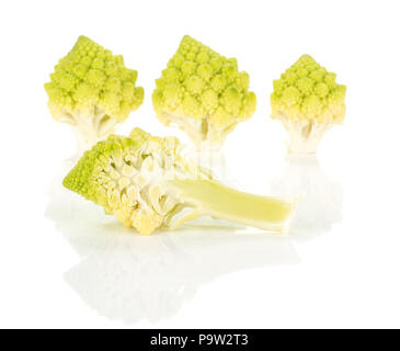 Chou-fleur Romanesco vert isolé sur fond blanc trois pièces en ligne avec un coupe de moitié à l'avant Banque D'Images