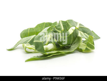 Le bok choy haché (Pak choi) feuilles isolées sur fond blanc pile fraîche Banque D'Images