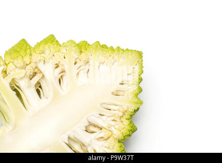 Chou-fleur Romanesco tranche section top view isolé sur fond blanc un demi-vert Banque D'Images