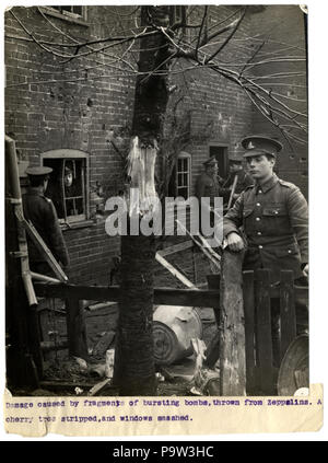 369 Dommages causés par des fragments d'éclatement des bombes, lancées de zeppelins (Photo 24-28) Banque D'Images