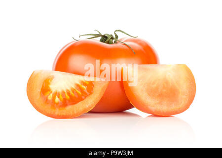 Tomate rouge et deux tranches isolé sur fond blanc Banque D'Images