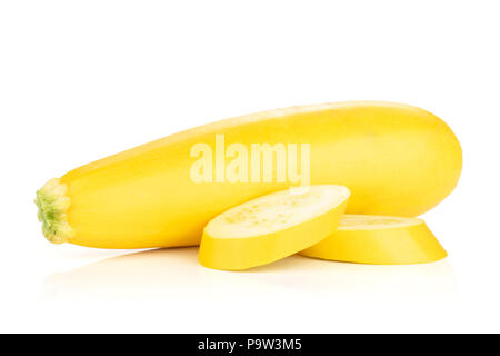 Groupe d'un ensemble de deux tranches de courgettes jaunes brutes isolated on white Banque D'Images