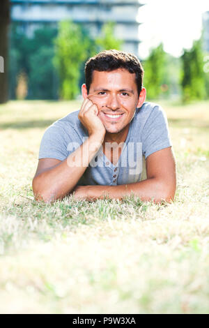 Young happy man smiling un jour d'été à park Banque D'Images