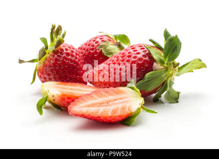 Le jardin et l'un strawberrie trois coupé en deux moitiés isolé sur fond blanc Banque D'Images