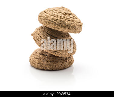 Cookies avoine cacao forme trois croustillants biscuits brun isolé sur fond blanc Banque D'Images