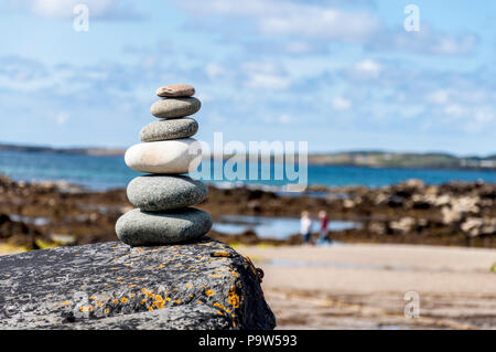 Les piles de roches ou des piles sur une plage Banque D'Images