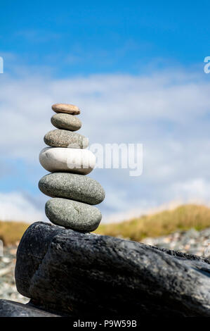 Les piles de roches ou des piles sur une plage Banque D'Images