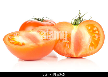 Tomate rouge coupé en deux moitiés et toute une section isolé sur fond blanc Banque D'Images