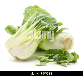 Le Bok choy (chou pak-choï) L'un avec la moitié des feuilles hachées et isolé sur fond blanc Banque D'Images