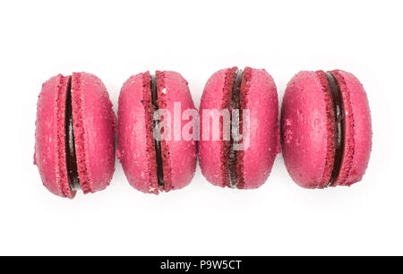 Macarons français rose Vue de dessus isolé sur fond blanc 4 avec la confiture de framboises Banque D'Images