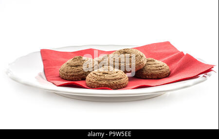 L'avoine cacao cookies sur une plaque en céramique avec serviette rouge isolé sur fond blanc 5 forme goutte croustillants biscuits brun Banque D'Images