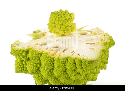 La moitié du chou-fleur Romanesco vert avec une pièce sur elle isolé sur fond blanc l'article tranche Banque D'Images