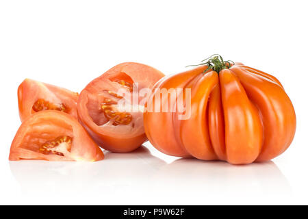 Tomates boeuf isolé sur fond blanc un tout grand demi-tranches rouges mûres et deux morceaux la chair avec seeds Banque D'Images