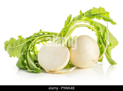 Ampoule radis blanc avec des feuilles fraîches et une section de la moitié isolé sur fond blanc Banque D'Images