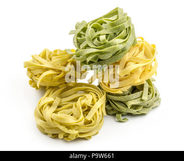 Pâtes fettucine aux épinards crus pile classique et isolé sur fond blanc Banque D'Images