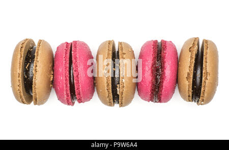 Cinq Français macarons (chocolat, framboise) Vue de dessus isolé sur fond blanc Banque D'Images