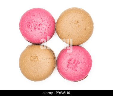 Quatre macarons chocolat-framboise Vue de dessus isolé sur fond blanc Banque D'Images