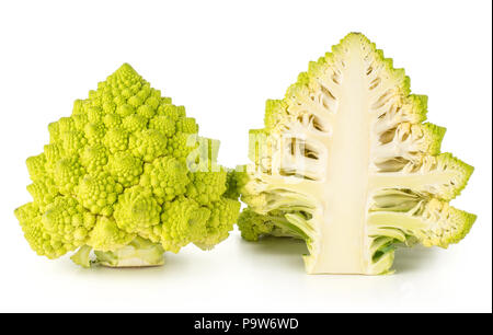 Chou-fleur Romanesco une tête verte et la moitié de l'article comparer isolé sur fond blanc Banque D'Images