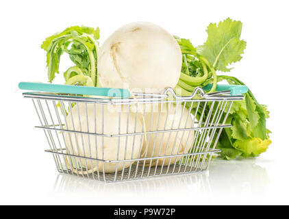 Le radis blanc avec des feuilles fraîches dans un panier d'isolé sur fond blanc trois bulbes Banque D'Images