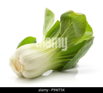 Un chou chinois (Pak choi) frais isolé sur fond blanc Banque D'Images