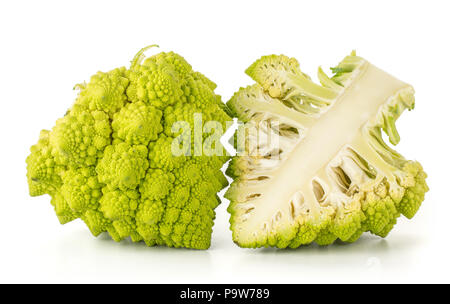 Chou-fleur Romanesco isolé sur fond blanc une tête verte et la moitié de l'article comparer Banque D'Images