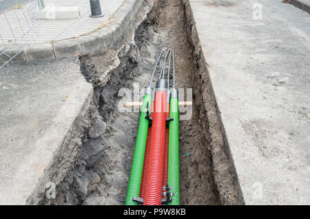L'installation de 66 kilowatts d'électricité en sunterranean câbles rue en Espagne Banque D'Images