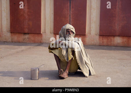 Un barbu gris indien mendiant au bord de la route entre Delhi et Jaipur, Inde. Banque D'Images