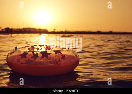Un cercle gonflable pour nager dans la mer. Banque D'Images
