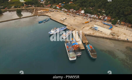 Vue aérienne avec le terminal des passagers:ferry boats.Ferries pour véhicules de transport et les passagers dans le port de la mer.Le port passager sur une île tropicale.Philippines, Camiguin. Concept de voyage. Banque D'Images