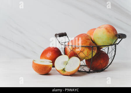 Pommes rouges dans un panier Banque D'Images