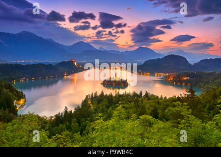 Le lac de Bled avant le lever du soleil, les Alpes Juliennes, en Slovénie Banque D'Images