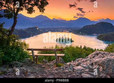 Le lac de Bled avant le lever du soleil, les Alpes Juliennes, en Slovénie Banque D'Images