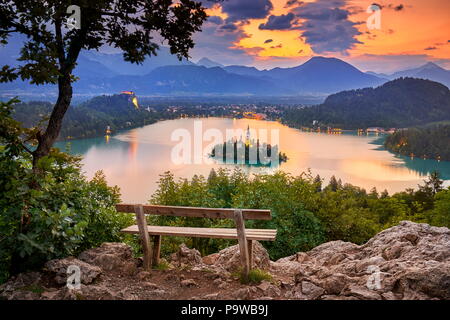 Le lac de Bled avant le lever du soleil, les Alpes Juliennes, en Slovénie Banque D'Images