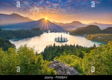 Le lever du soleil sur le lac de Bled, les Alpes Juliennes, en Slovénie Banque D'Images