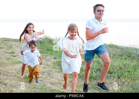 Les enfants jouent et s'exécutant dans le parc d'été Banque D'Images