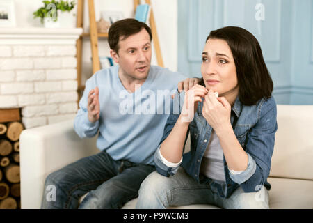 Surchargé de problèmes. Déprimé triste agréable femme tenant un mouchoir en papier et se sentir malheureux tout en étant surchargé avec des problèmes Banque D'Images