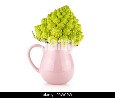 Chou-fleur Romanesco ou brocoli dans un pot rose isolé sur fond blanc une tête verte Banque D'Images