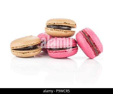 Macarons français set (deux, trois chocolat avec rose framboise) isolé sur fond blanc Banque D'Images