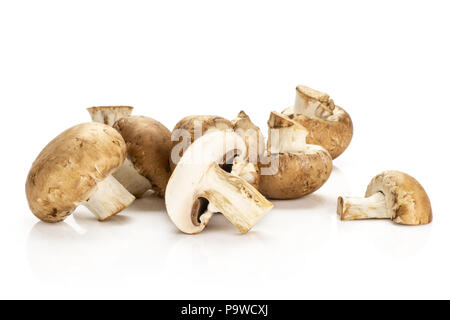 Champignons bruns l'un coupé en deux moitiés isolé sur fond blanc champignons crus frais heap Banque D'Images