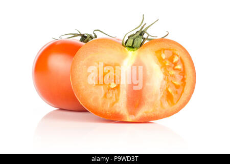 Tomate rouge de l'article demi et un ensemble avec extrémités vigne isolé sur fond blanc Banque D'Images