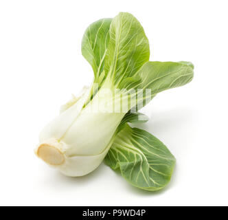 Un chou chinois (Pak choi) avec des feuilles séparées isolé sur fond blanc Banque D'Images